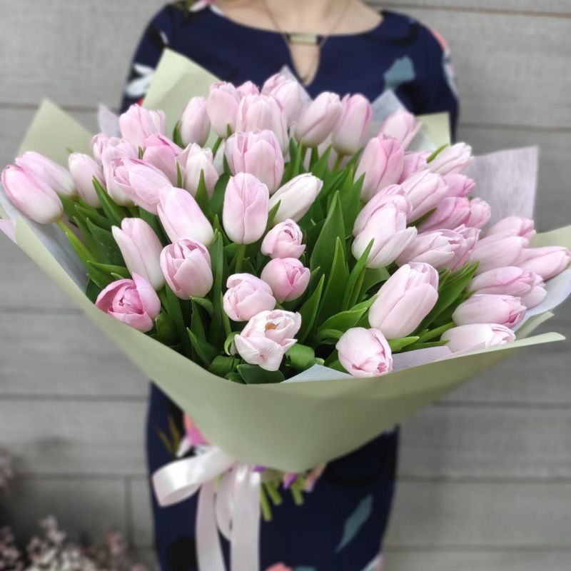 51 розовый тюльпан в оформлении
