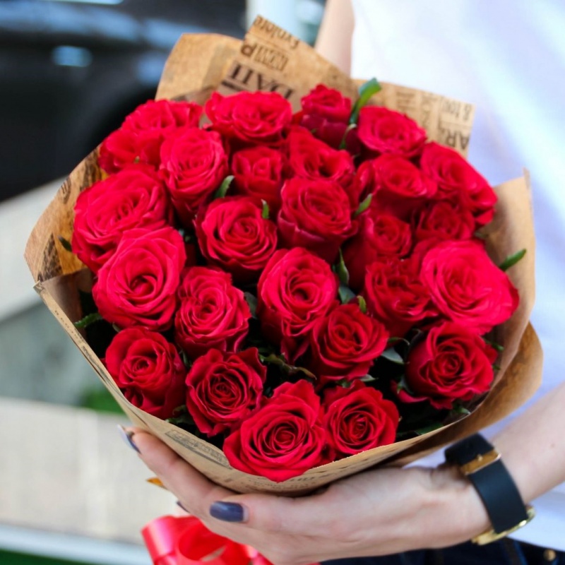 25 красных роз Кения 40 см в крафте