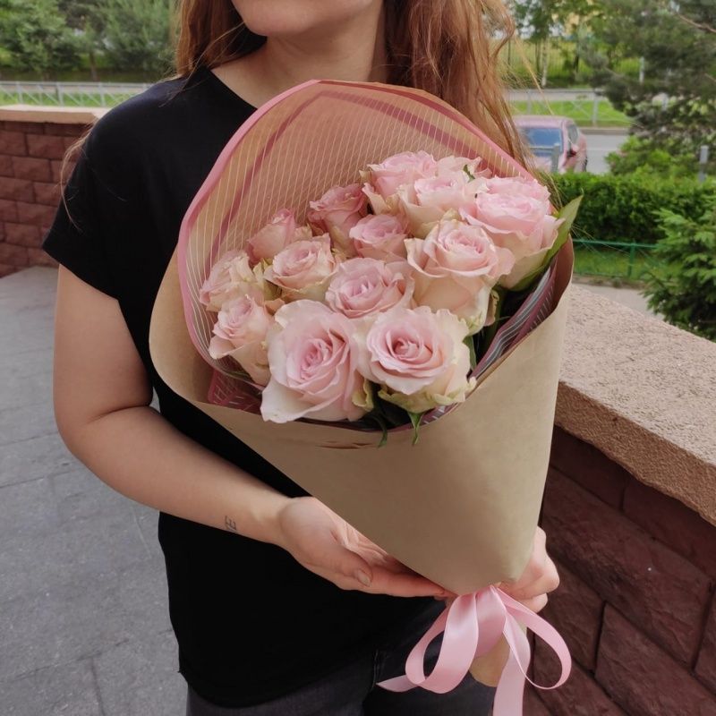 15 нежно-розовых роз 40 см в оформлении (Кения)