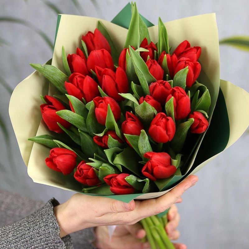 25 красных тюльпанов в оформлении