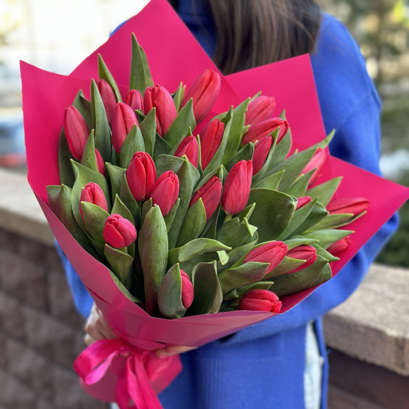 31 красный тюльпан в оформлении