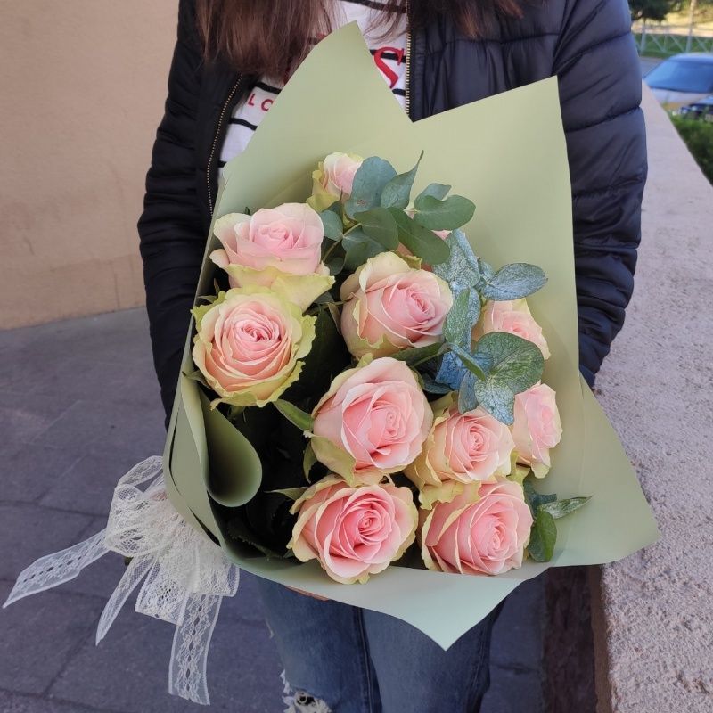 11 розовых роз 50 см с эвкалиптом в оформлении