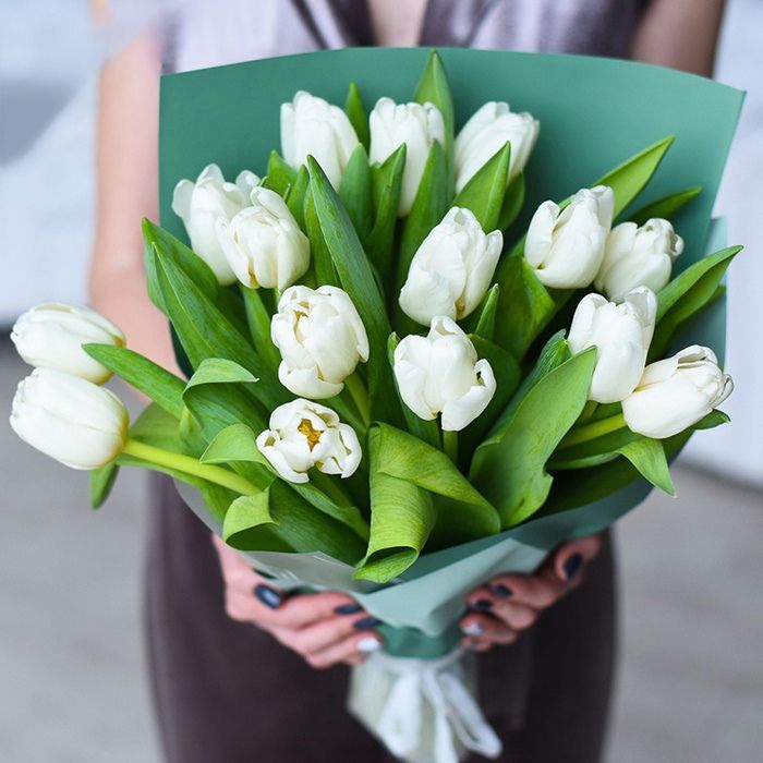 15 белых тюльпанов в матовой бумаге