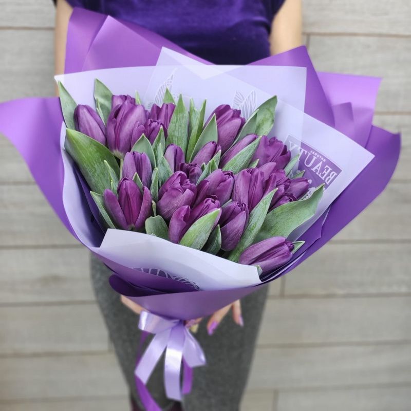 25 фиолетовых тюльпанов в оформлении
