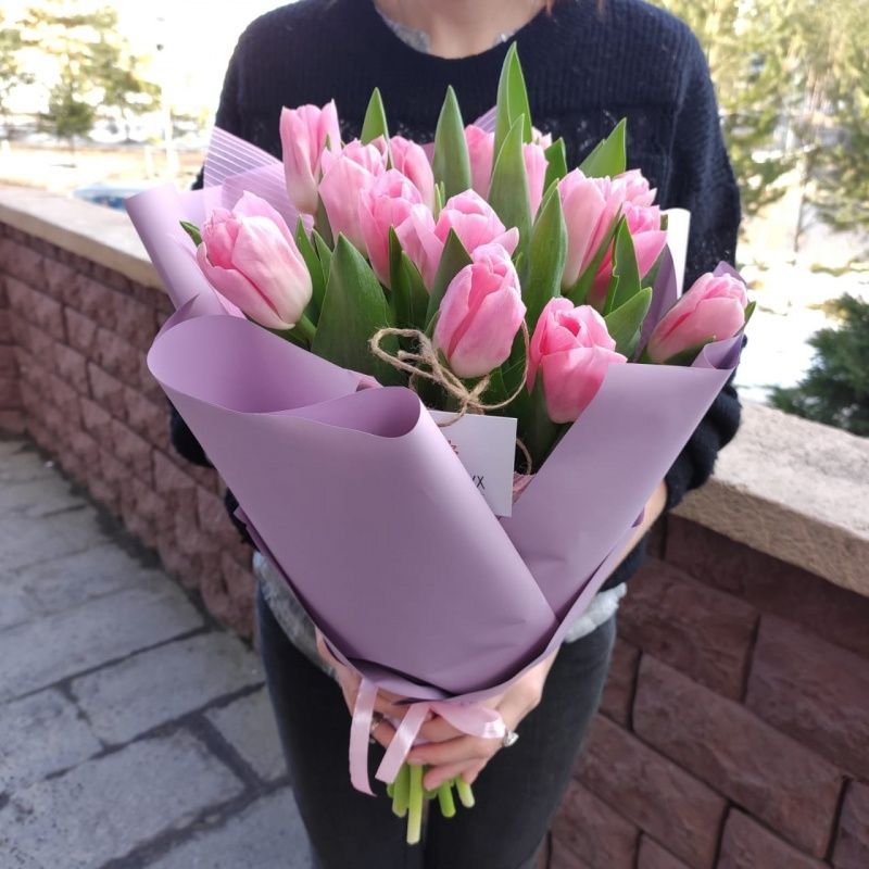15 розовых тюльпанов в дизайнерской упаковке