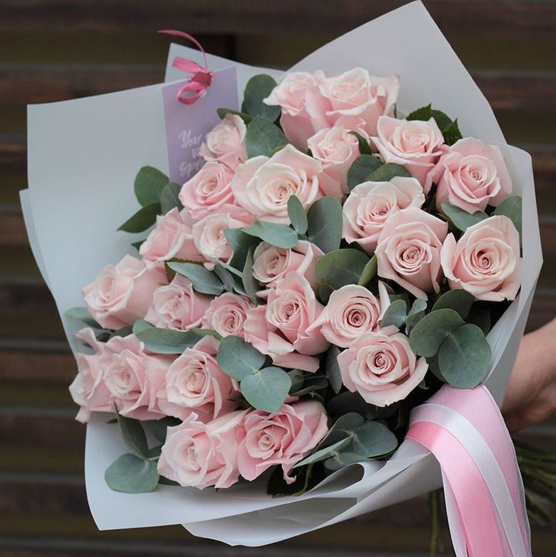 25 элитных розовых роз 50 см с эвкалиптом в оформлении