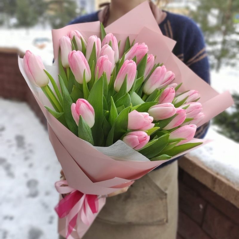25 розовых тюльпанов в оформлении