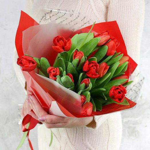 15 красных тюльпанов в оформлении