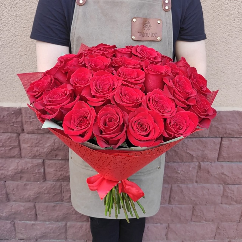 31 красная роза 50 см в дизайнерском оформлении
