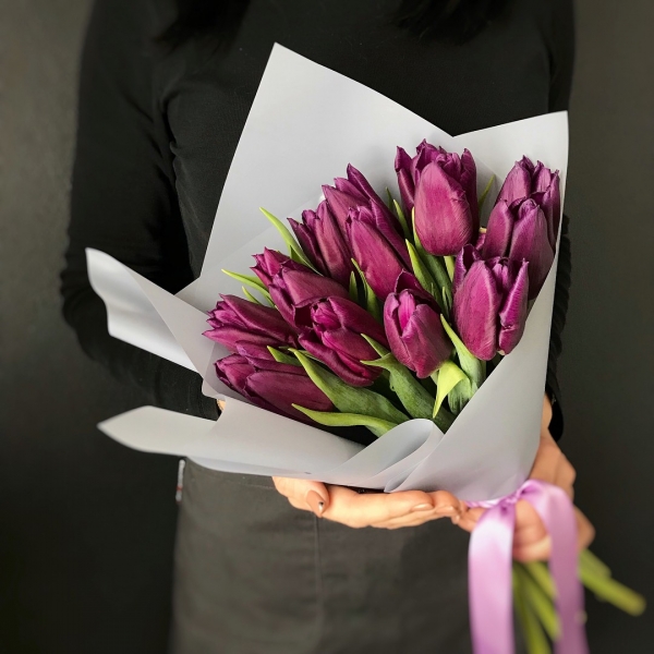 15 фиолетовых тюльпанов в дизайнерской упаковке