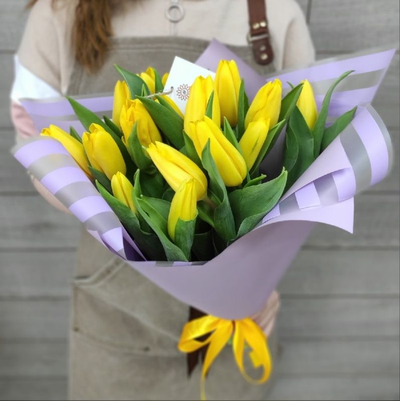 15 желтых тюльпанов в дизайнерской упаковке