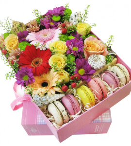 Коробочка с цветами и пирожными MACARONS (макарунами)