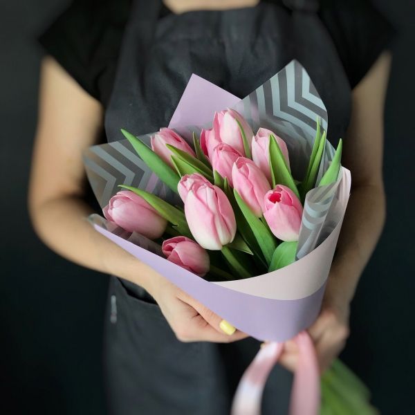 11 розовых тюльпанов в дизайнерской упаковке