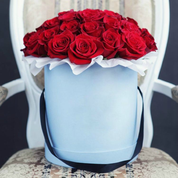 25 элитных красных роз в шляпной коробке
